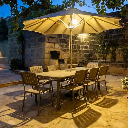 Tal-masklu Villa *